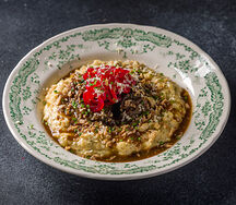 Томленые говяжьи щечки с луковым деми глясом