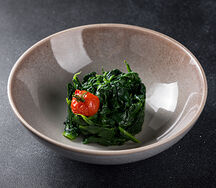 Шпинат жареный с чесноком