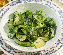 Зелёный салат с ореховым соусом