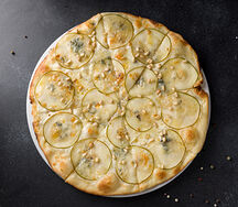 Пицца с грушей и горгонзолой