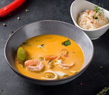 Суп Том ям с морепродуктами и пряным рисом