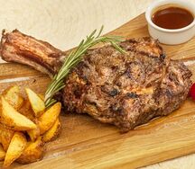 Шашлык из cвинoй корейки и картофеля на углях