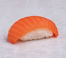 Суши с лососем