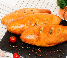 Пирожок с луком и яйцом