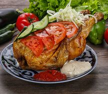 Курица гриль с салатом и лавашом