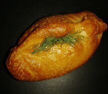 Пирожок с рыбой и сыром