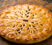 Пирог с малиной, клубникой и вишней