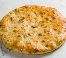 Пирог с курицей, сыром и капустой