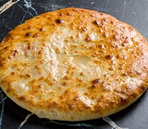 Пирог с курицей, сыром и томатами