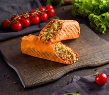 Шаурма с фалафелем в сырном лаваше 