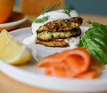 Драники из цукини и картофеля с лососем и сметаной
