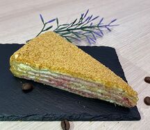 Медовик с малиной