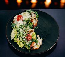 Салат с чукой, угрём и ореховым соусом гамадари