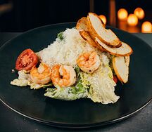 Любовница Цезаря с креветками и ананасом