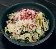 Сливочный салат под соусом брасика с говядиной и грибами