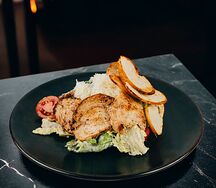 Классический салат Цезарь с куриным филе су-вид