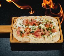 Пицца с хамоном и страчателлой