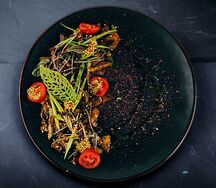 Тёплый салат с говядиной в местных традициях с соусом из сухого граната