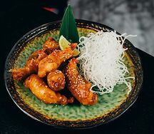 Попкорн из креветок с хрустящей фунчозой под соусом сладкий чили