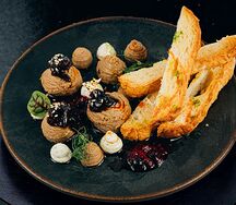 Парфе из утиной печени с ягодным дипом и луковым конфитюром