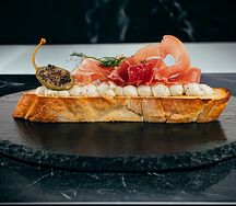 Брускетта с хамоном трюфельным кремом и каперсами