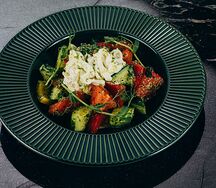 Салат с овощами и фундуком с сыром страчетелла