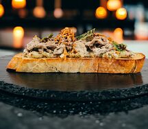 Брускетта с рваной говядины и огуречным релишем