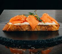Брускетта со сливочным сыром и сашими из лосося с красной икрой