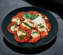 Карпоччо из томатов со страчателлой и рубленым лесным орехом