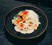 Феттучини с лососем в сливочно-шпинатном соусе с красной икрой