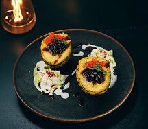 Картофель печёный в зале с сыром риккота и луковым конфитюром с подкопчёной сметаной и красной икрой
