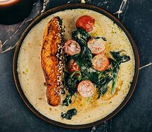 Глазированный лосось терияки со шпинатом в сливочном соусе