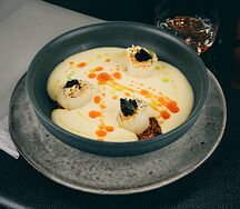 Сырный крем-суп из корнеплодов с подкопчённым гребешком и трюфельными нотками