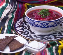 Традиционный борщ, гренки, сметана