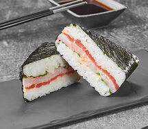 Онигири с тунцом и креветкой