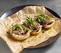 Брускетты с ростбифом