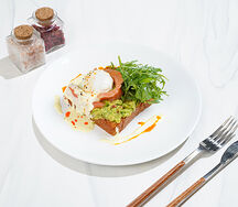 Бриошь с лососем и яйцом пашот