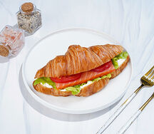 Круассан с лососем