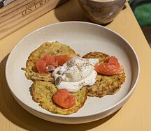 Оладьи из кабачков с лососем и яйцом пашот