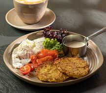 Картофельные драники с лососем и яйцом пашот