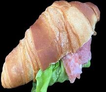 Круассан с красной рыбой и сливочным сыром