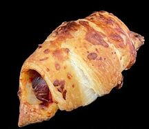 Круассан с сосиской и соусом