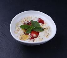 Каша овсяная с бананом и клубникой Доставка