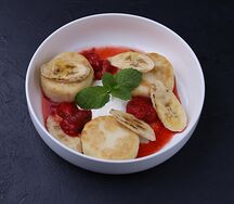 Сырники с клубникой и бананом Доставка
