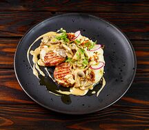 Котлеты куриные с картофельным пюре и грибным рагу