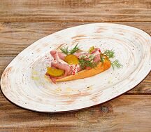 Брускетта с телятиной