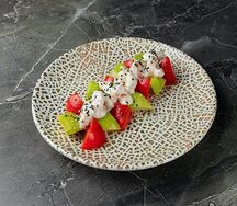 Салат с креветками, авокадо и томатами