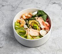Зеленый салат с креветками и крабом