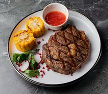 Рибай с кукурузой на гриле