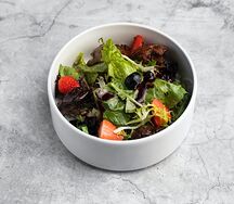 Салат с карамелизированной куриной печенью и ягодами